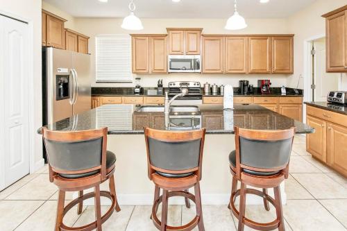 Modern Holiday Home with Theme Rooms Splash Pool plus Amenities! - image 2