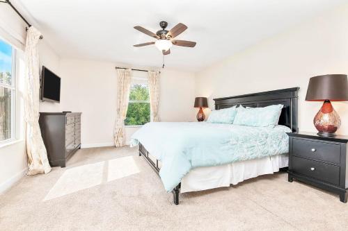 Modern Holiday Home with Theme Rooms Splash Pool plus Amenities! - image 3