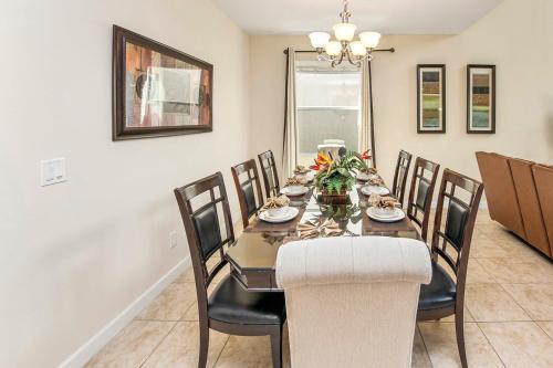 Modern Holiday Home with Theme Rooms Splash Pool plus Amenities! - image 7