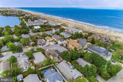 Quaint Beach Block Cottage, 100 steps to the beach