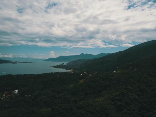 Bangalô com vista para o mar no condomínio Yacamim Ilhabela praia do Curral