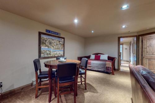 Courtside Townhomes - image 7