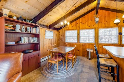 7 Merrimeeting Chalet - image 2