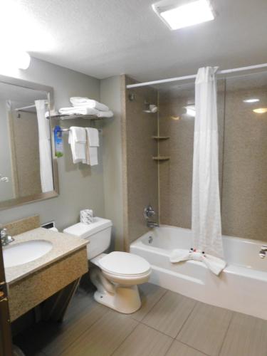 Days Inn & Suites by Wyndham Downtown Gatlinburg Parkway - image 2
