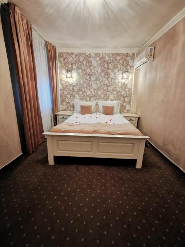 Standard Queen Room image 10