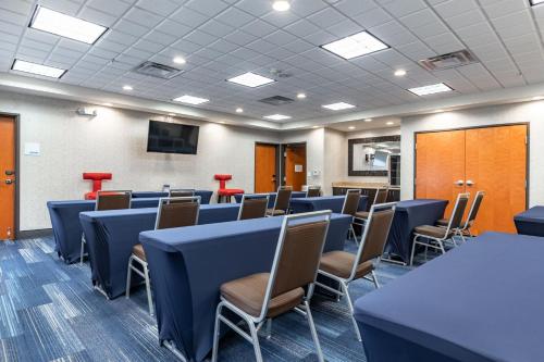 Holiday Inn Express & Suites New Martinsville, an IHG Hotel