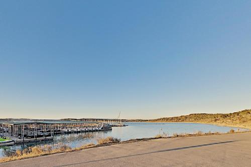 Canyon Lake Getaway - Fireplace Deck & Balcony condo - image 2