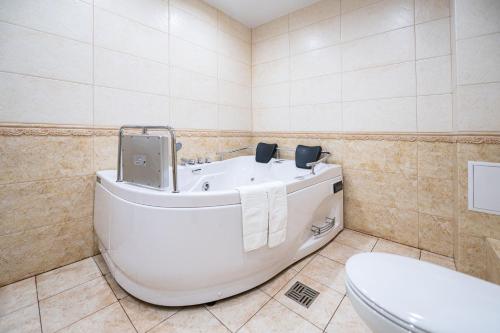 Pilot Hotel - image 4