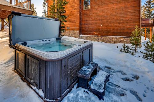 Hot tub, Four-Bedroom Pineview Haus in Sally Barber