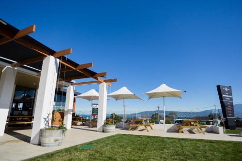 Exterior view of Shoreline Hotel