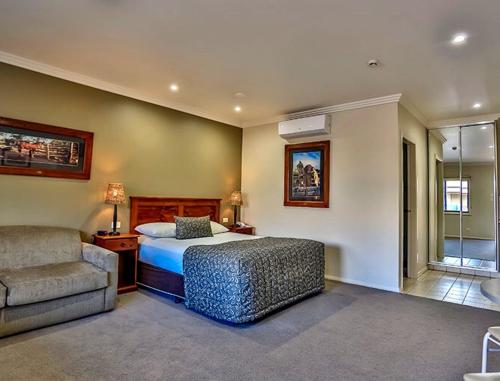 The Saltbush Motor Inn Stop at The Saltbush Motor Inn to discover the wonders of Hay. The hotel offers a wide range of amenities and perks to ensure you have a great time. Family room, BBQ facilities, laundry service are ju