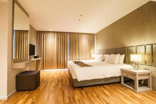 1 king bed, 1 sofa bed