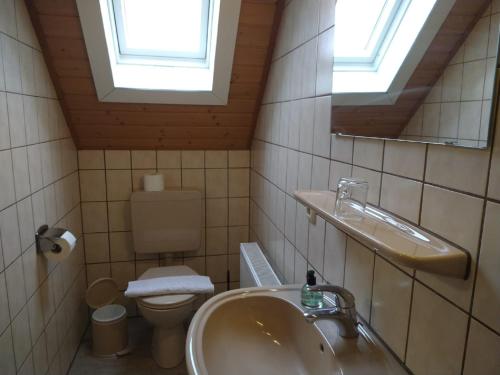 Bathroom, Pension "Der Sulzbachhof" in Lehrberg