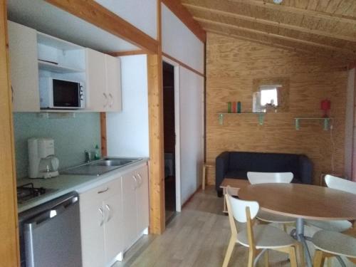 virtuve, chalet du camping la Porte St Martin in Saint-Martin-en-Vercors