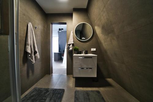 Free parking, Gym & Security, Air conditioner, kitchen & washing machine, children's playground, 4K OLED TV & HighSpeed WiFi, Skyline view balcony in CENTRAL location