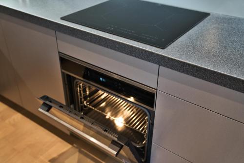 Free parking, Gym & Security, Air conditioner, kitchen & washing machine, children's playground, 4K OLED TV & HighSpeed WiFi, Skyline view balcony in CENTRAL location