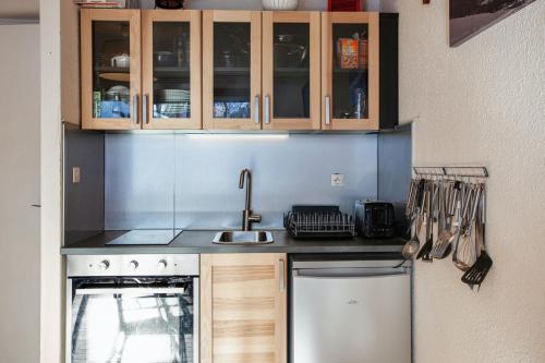 Studio in Les Deux Alpes with wonderful mountain view and balcony - image 9