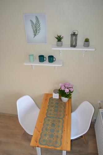 Sunny Apartment with Wall-to-Wall Desk &Tram at Door, Tallinn (photo 9)