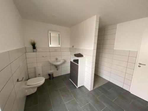 ห้องน้ำ, Schöne Ferienwohnung in Landsberg (Schone Ferienwohnung in Landsberg) in ลูเทอร์สตัดท์ วิทเทินเบร์ก