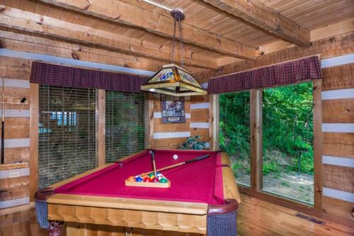 View! Private! Hot Tub,Pool Table,Fireplace,RELAX!