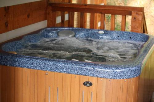 View! Private! Hot Tub,Pool Table,Fireplace,RELAX!