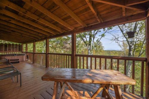 View! Cozy, Private, Fireplace, Hot Tub Log Cabin, Honeymoon!
