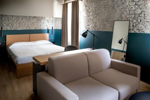 1 queen bed, 1 sofa bed