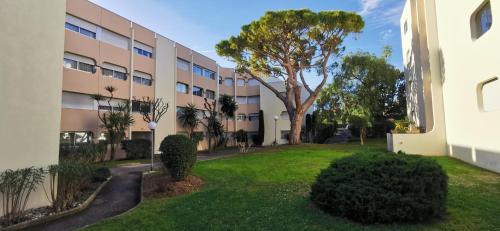 Exterior view, Magnifique Studio dans residence avec Piscine in Laval