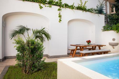 Modern Apartment with Garden and Pool