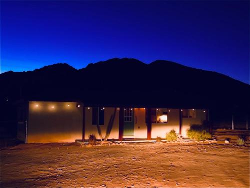 Casa Agave: Comfy Joshua Tree Cottage With Free Breakfast Bar in Joshua Tree, USA