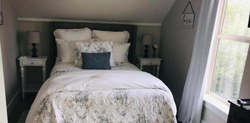 The Farmhouse Inn & Kitchen, 2 blocks from Downtown Whitefish, Montana