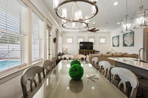 Brand New Elegant Home! Private Pool! Free 6 Seat Golf Cart! 2 Minutes to Beach! - image 4