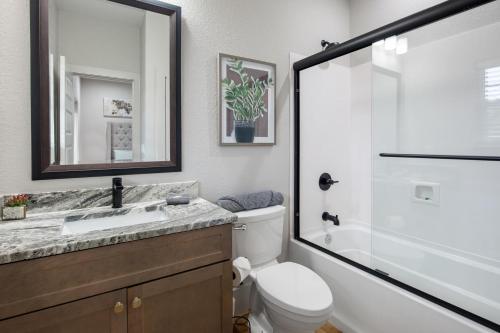 Brand New Luxury Home! Private Pool- Free 6 Seat Golf Cart! 4 Min to Beach