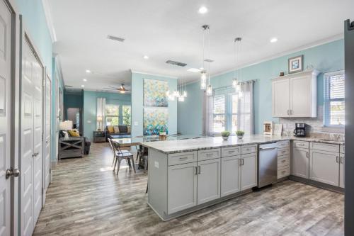 Upscale Luxury Home- Private Pool- Free 6 Seat Golf Cart! 2 Minutes to Beach! - image 2