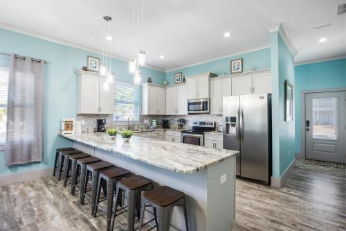 Upscale Luxury Home- Private Pool- Free 6 Seat Golf Cart! 2 Minutes to Beach! - image 3