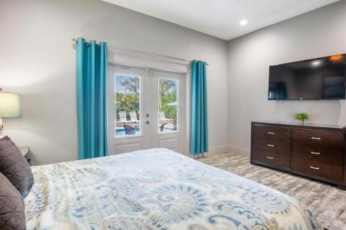 Upscale Luxury Home- Private Pool- Free 6 Seat Golf Cart! 2 Minutes to Beach!