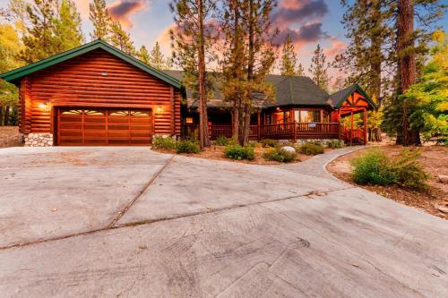 Grizzly - Rustic Big Bear Cabin w Hot Tub & Pool Table