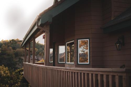 Exterior view, Tucker Peak Lodge in Julian (CA)