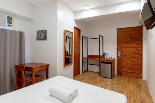 iHotel Uptown BGC Room Type - Deluxe Queen Room