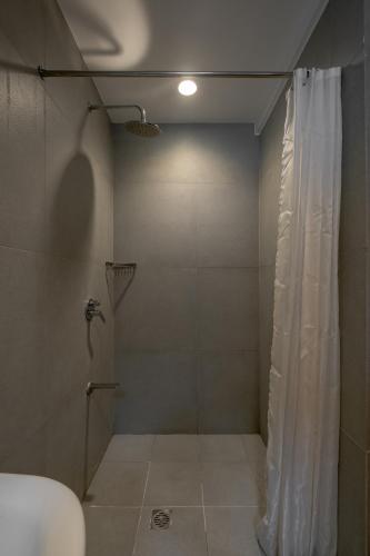 iHotel Uptown BGC Room Type - Deluxe Twin Room