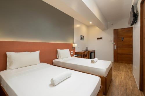 iHotel Uptown BGC Room Type - Standard Twin Room