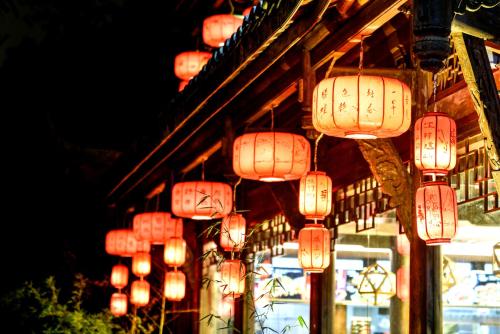 Wenjun Courtyard Hotel ---5 mins walk from Tonghuimen metro station, near Tianfu square, close by culture park and Sichuan opera house, English speaking service, local tours