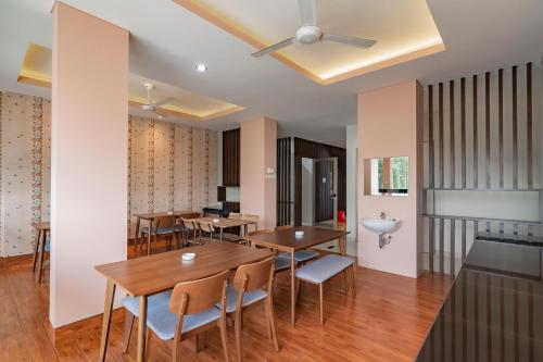 ห้องอาหาร, เรดดอร์ซ พลัส แอท ซิเรบอน ซิตี้ เซ็นเตอร์ (RedDoorz Plus @ Cirebon City Center) in เกดาวุง