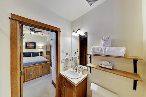 New Listing! Antlers Gulch Gem With Hot Tub Townhouse - image 9
