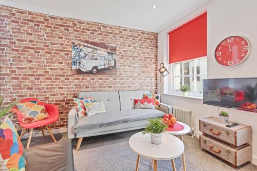 Majestic Mews Apartment with Free Parking - By My Getaways - Brighton & Hove