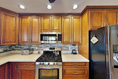 Posh Mountain-View Home - Pool & Outdoor Kitchen home - image 7