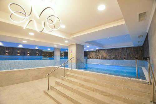 Mirage Resort & Spa - image 5