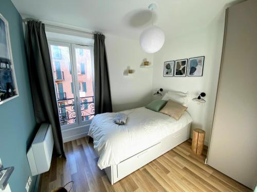 Sunny and calm 2 bed apartment place du Pin