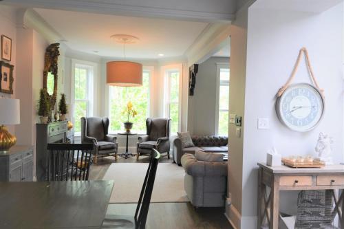 Penthouse Level, Stunning Wrigley Stay