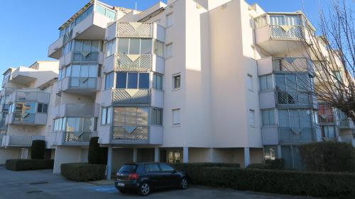 Appartement residence avec piscine a deux pas des plages - image 9